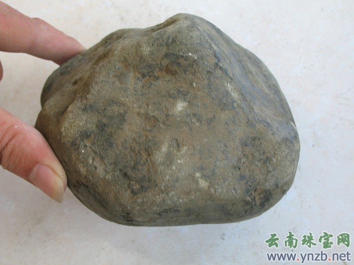 翡翠毛料 -- 点击看大图