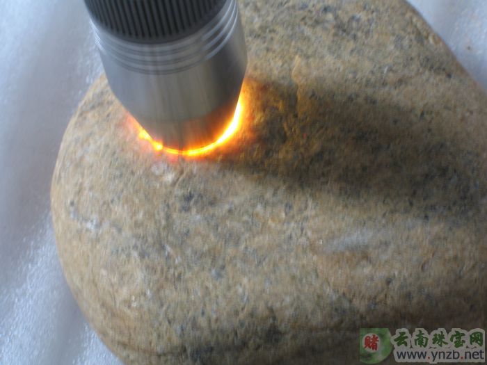 云南赌石, D611翡翠原石 -- 点击查看大图