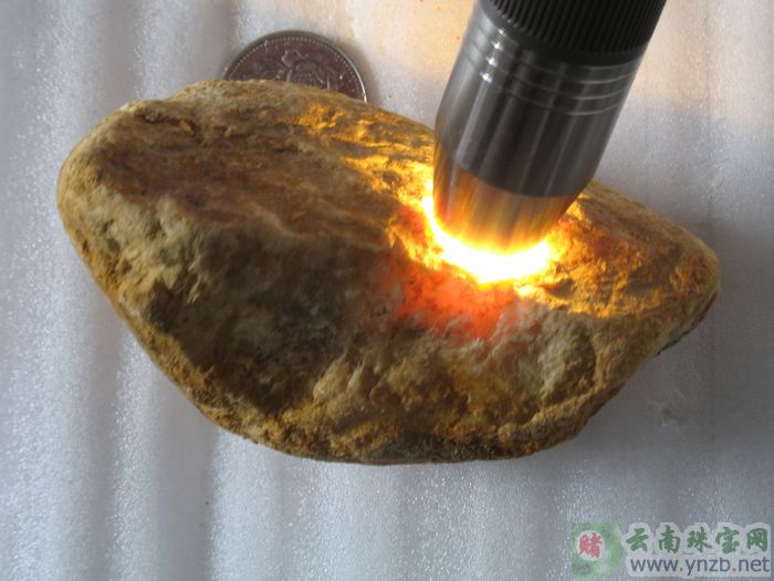 云南赌石, D617翡翠原石 -- 点击查看大图