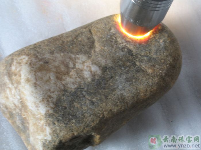 翡翠, 赌石, 达摩坎/大马坎, D625翡翠原石 -- 点击查看大图