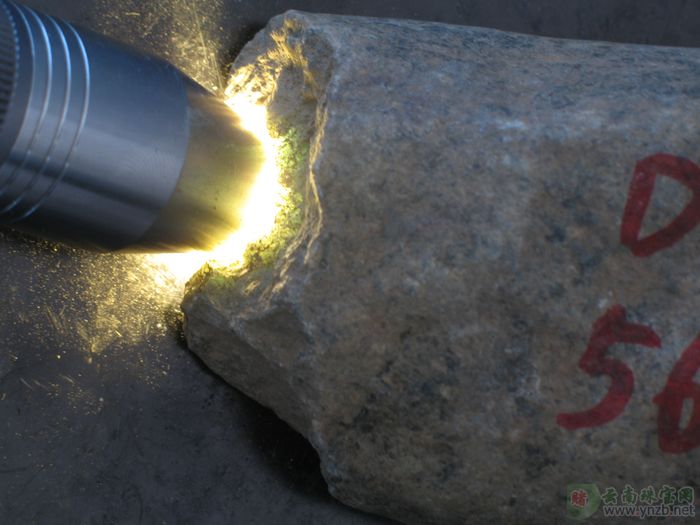 翡翠, 赌石, 达摩坎/大马坎, D710翡翠原石 -- 点击查看大图