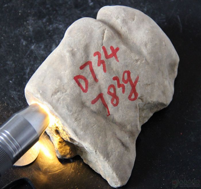 云南赌石, D734翡翠原石 -- 点击查看大图