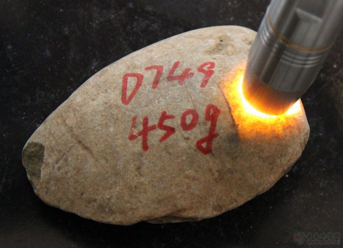 
缅甸赌石 D749 翡翠原石 -- 点击查看大图