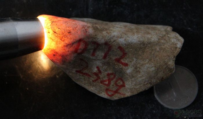 
云南赌石, D772翡翠原石 -- 点击查看大图